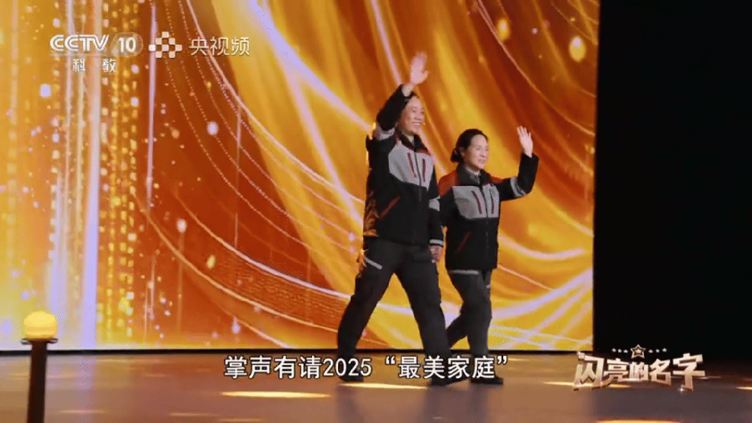 【情感】结婚31年，搭档16年，送件超百万！这对夫妻携手用快递车投递幸福（组图）