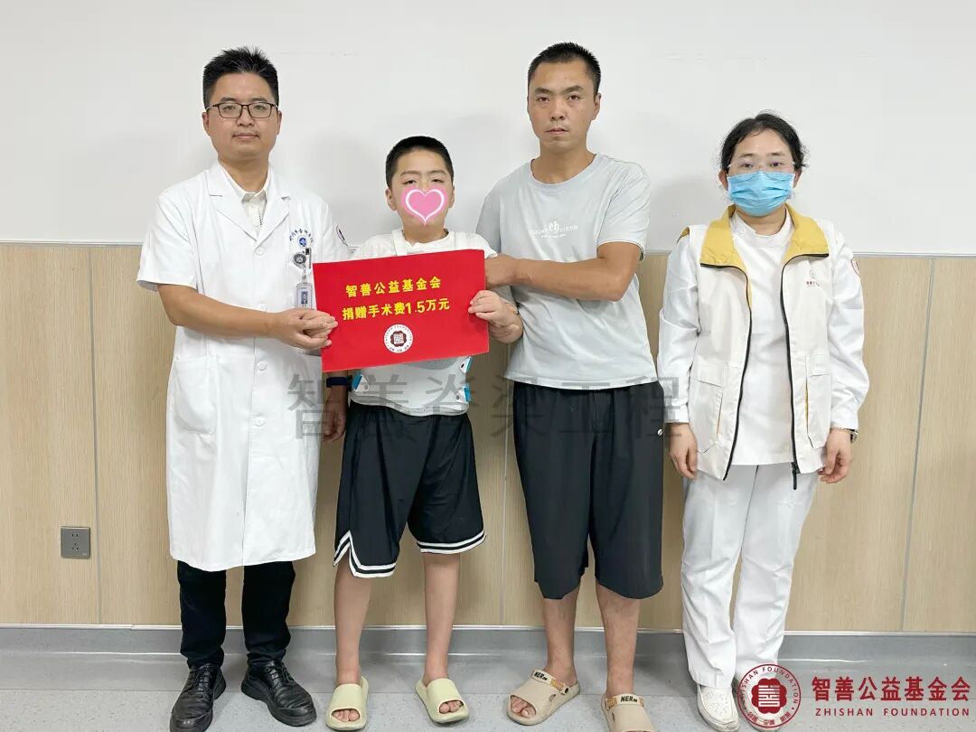 37郑州市骨科医院朱峰医生（左一）、爱心志愿者孙静娜（左二）将智善公益基金会捐赠的1.5万元转交给河南平顶山汝州市患者孙皓轩.jpg