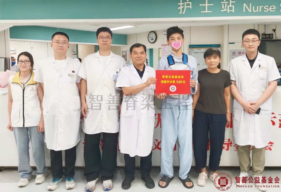 13河南省人民医院高延征主任（左四）、（左起）爱心志愿者莫彩蓉、张修儒医生、楚隆扬医生、古中正医生将智善公益基金会捐赠的1.5万元转交给河南焦作武陟县患者辛震亿.jpg
