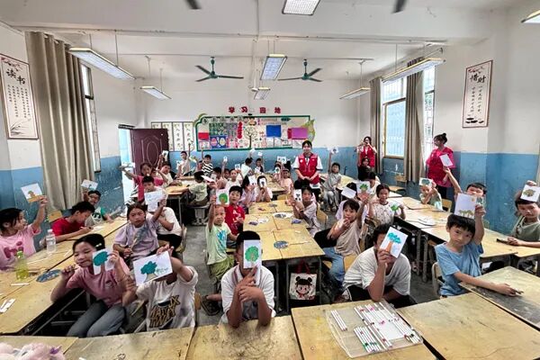 绘塑自我成长树。学校供图