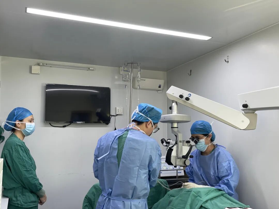 惠州三院眼科廖锐主任正在为患者手术