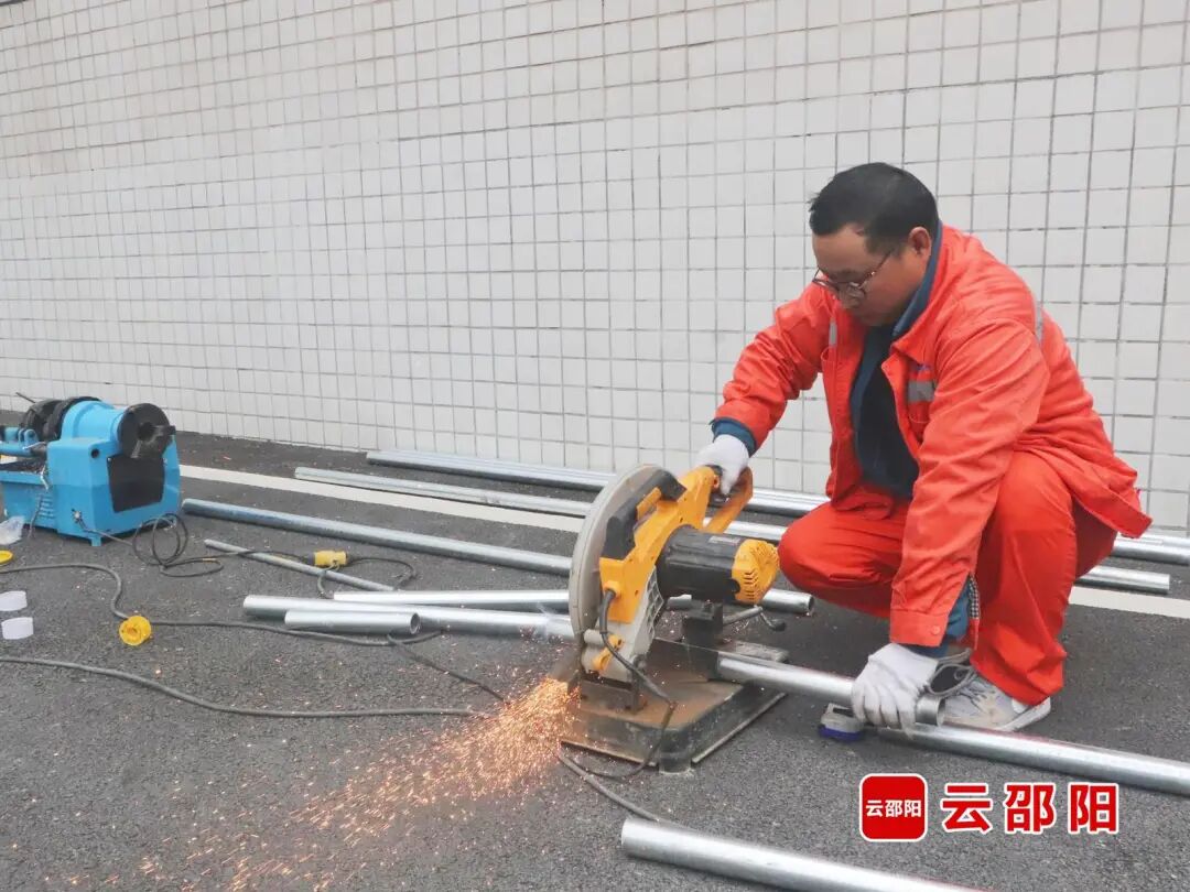 根据需求，对镀锌钢管进行精准切割。