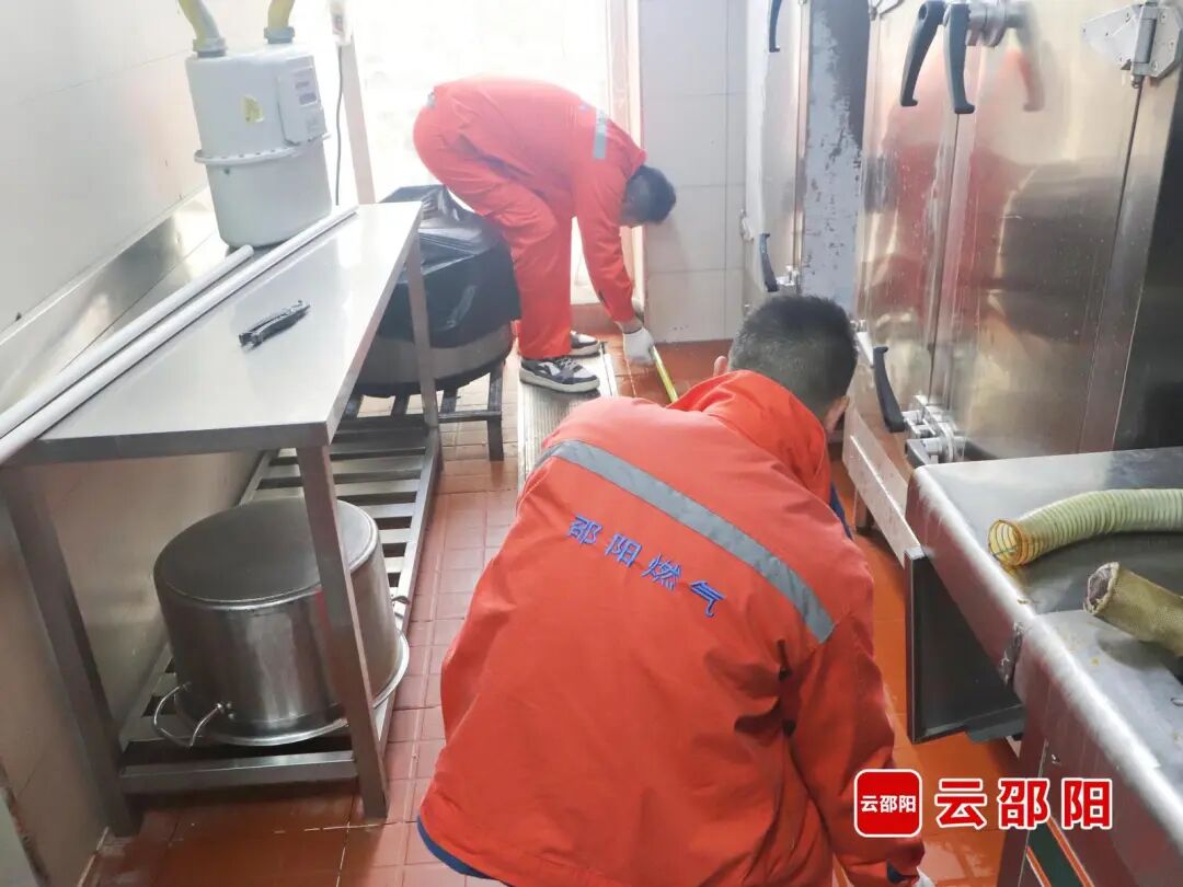 测量尺寸，以便确定燃气管道安装的长度。