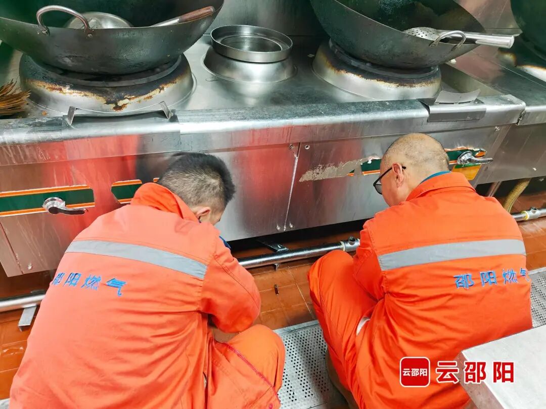 施工人员正忙着安装燃气管道。