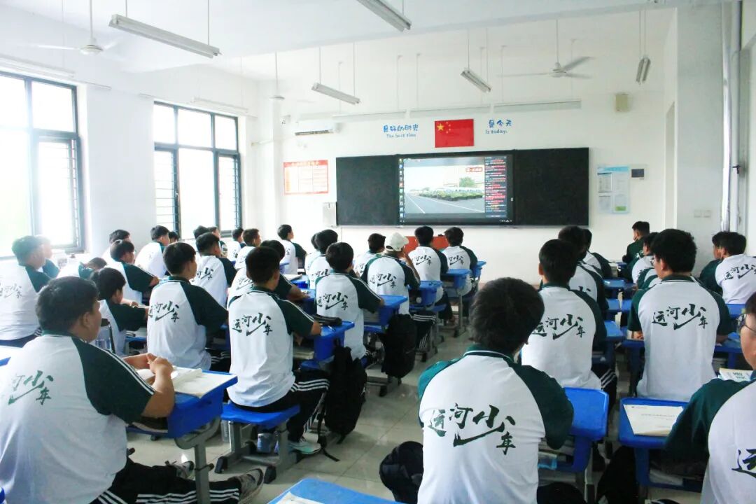 【阅兵展国威 吾辈当自强】山东运河技工学校全体师生共同观看阅兵仪式(图34)