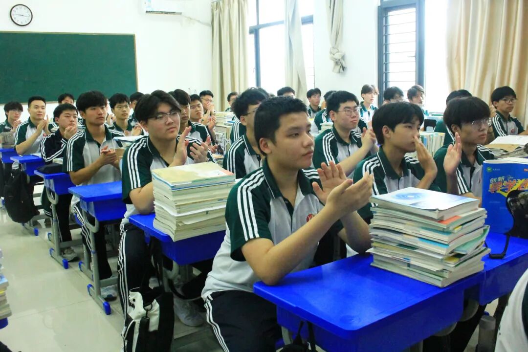 【阅兵展国威 吾辈当自强】山东运河技工学校全体师生共同观看阅兵仪式(图22)
