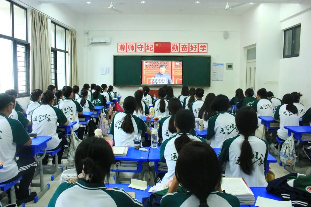 【阅兵展国威 吾辈当自强】山东运河技工学校全体师生共同观看阅兵仪式(图23)