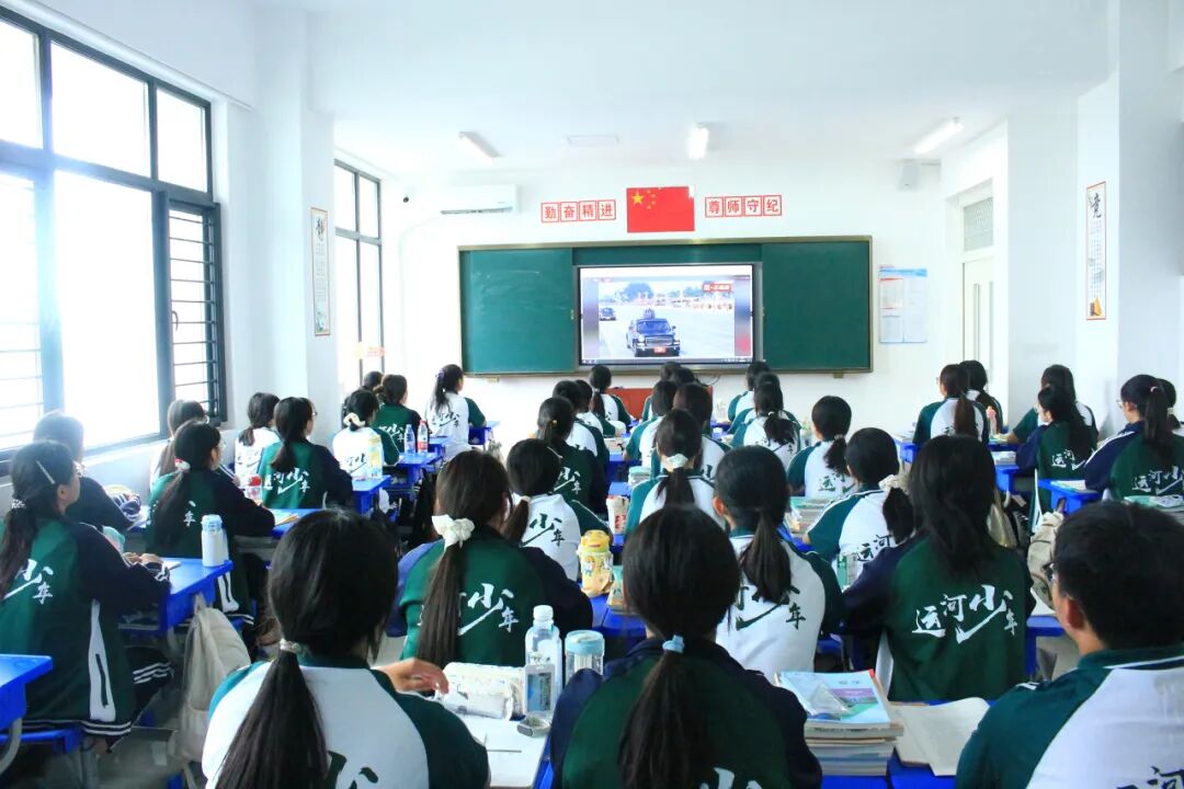 【阅兵展国威 吾辈当自强】山东运河技工学校全体师生共同观看阅兵仪式(图28)