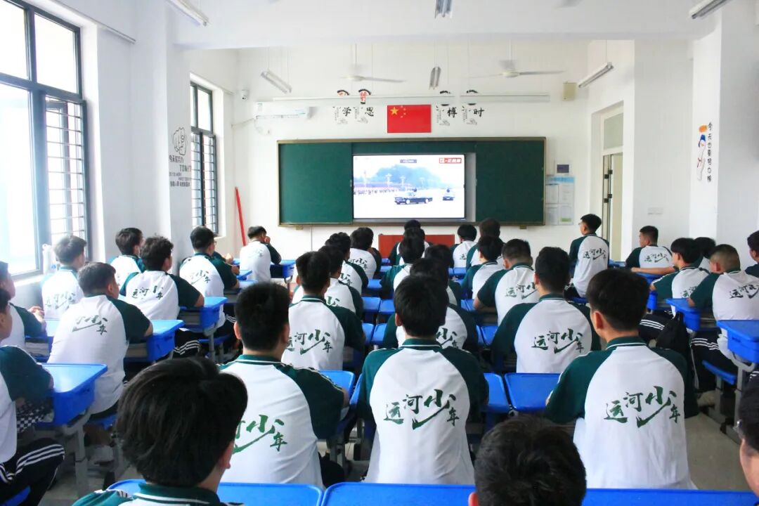 【阅兵展国威 吾辈当自强】山东运河技工学校全体师生共同观看阅兵仪式(图36)