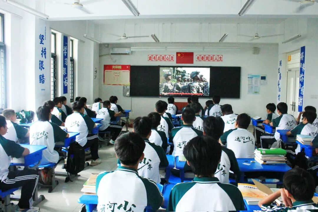 【阅兵展国威 吾辈当自强】山东运河技工学校全体师生共同观看阅兵仪式(图33)