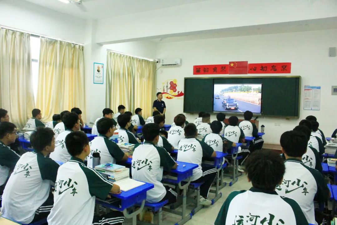 【阅兵展国威 吾辈当自强】山东运河技工学校全体师生共同观看阅兵仪式(图32)