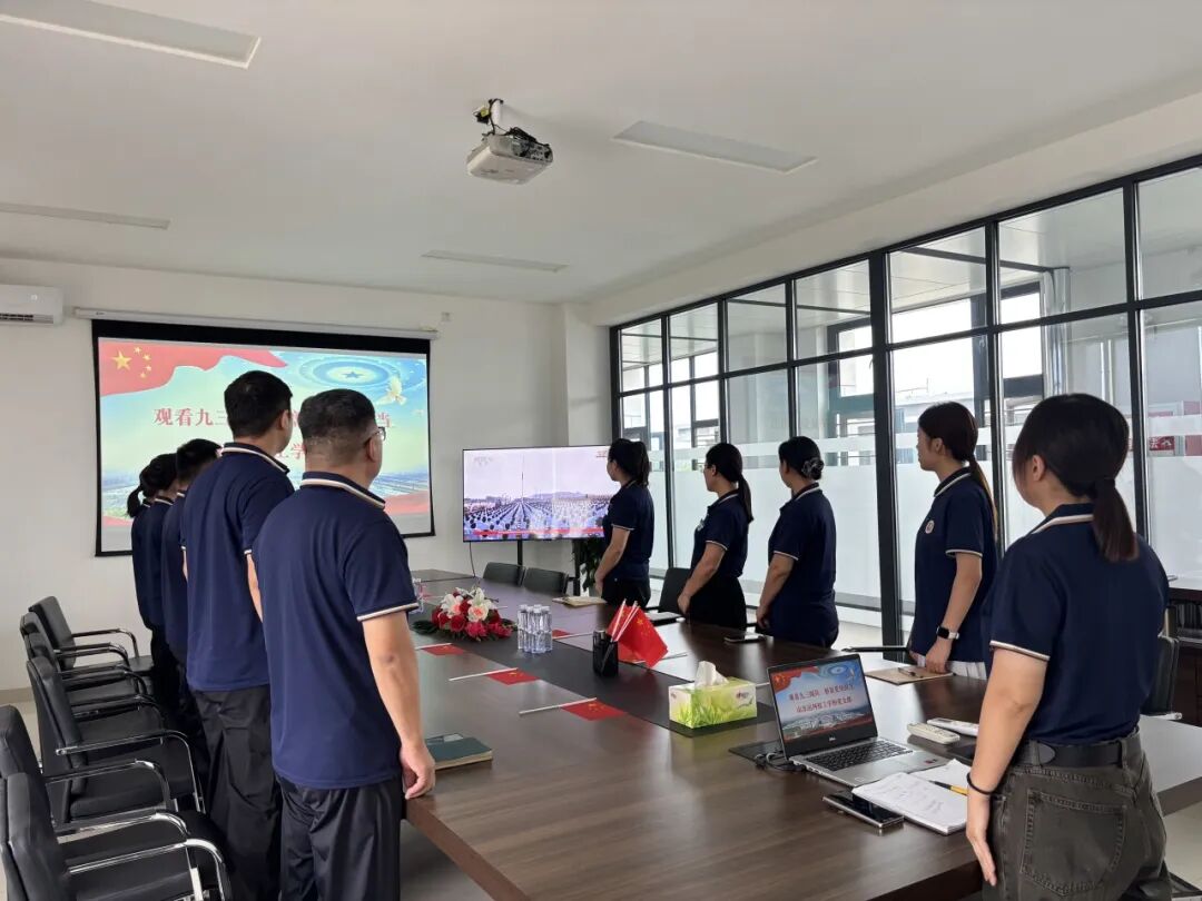 【阅兵展国威 吾辈当自强】山东运河技工学校全体师生共同观看阅兵仪式(图15)
