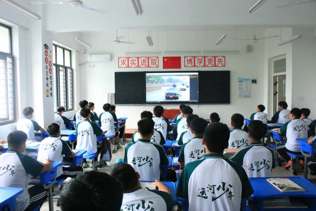 【阅兵展国威 吾辈当自强】山东运河技工学校全体师生共同观看阅兵仪式(图35)