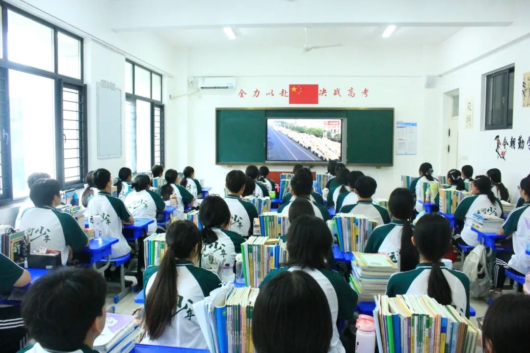 【阅兵展国威 吾辈当自强】山东运河技工学校全体师生共同观看阅兵仪式(图27)