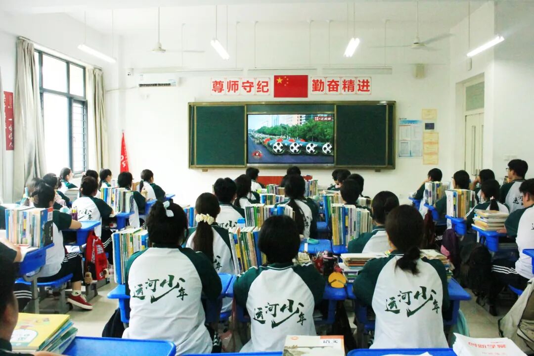 【阅兵展国威 吾辈当自强】山东运河技工学校全体师生共同观看阅兵仪式(图37)