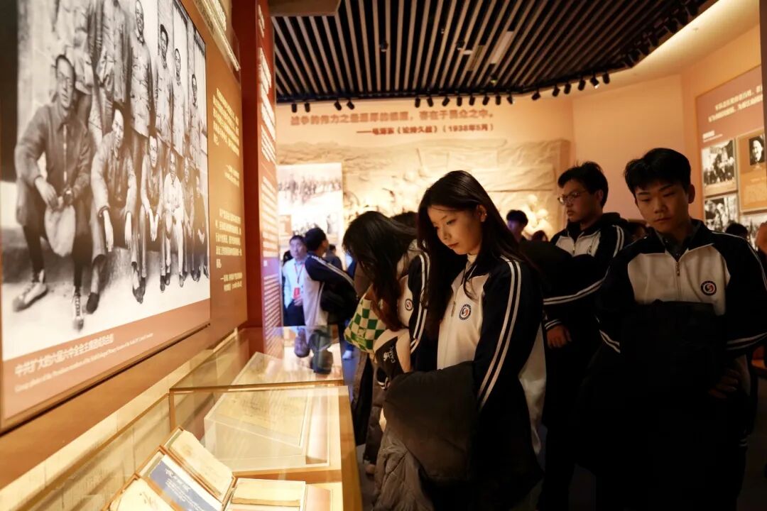 【照片1】学生在中国人民抗日战争纪念馆观看文物.jpg