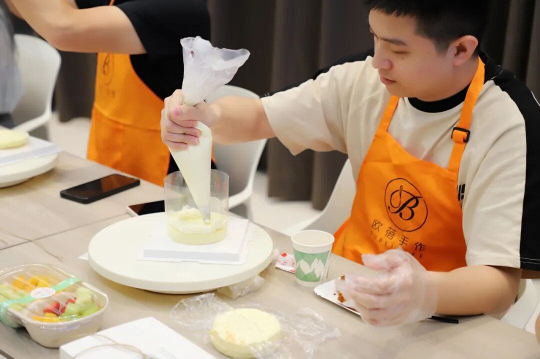 “品味生活 焙感幸福”DIY蛋糕丨集團(tuán)第二季度員工生日會(huì)(圖9)
