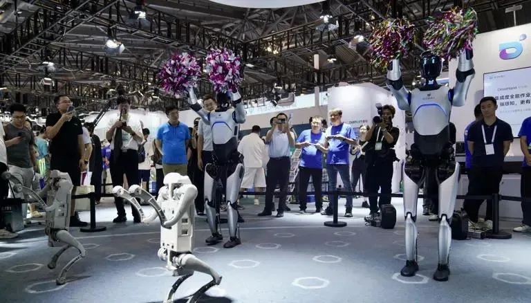 直击WAIC 2025丨上海变身未来实验室，机器人、尖端芯片、AI应用⋯⋯众多科技惊艳亮相