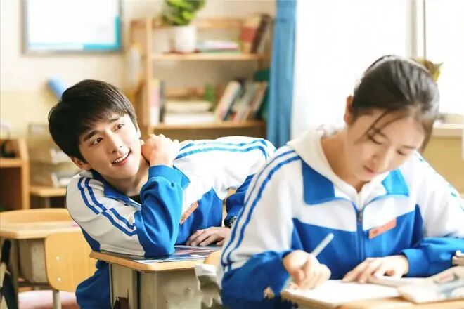 高中女老师出轨16岁学生,作为父母,吃瓜之余,更要警惕自家孩子