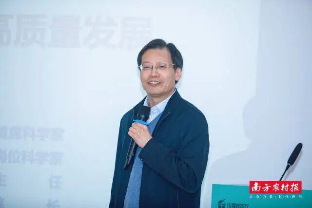 中国农业科学院茶叶研究所深加工团队首席科学家，杭州西湖茶食茶饮创新发展研究院院长尹军峰作主题分享