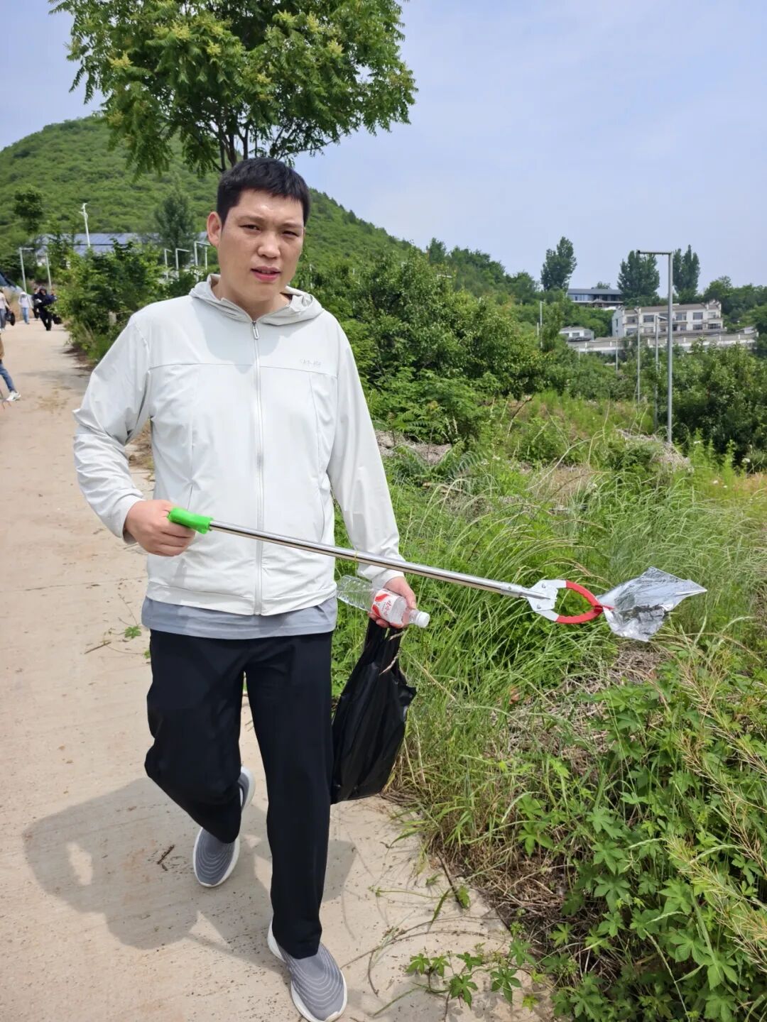 净美自然·益起同行｜兰格公司环保捡拾公益活动圆满举行