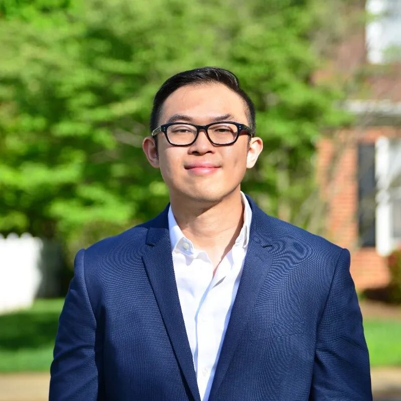 评估单抗中的亚可见颗粒风险：结合QCM-D、机器学习与计算机模拟分析的洞见