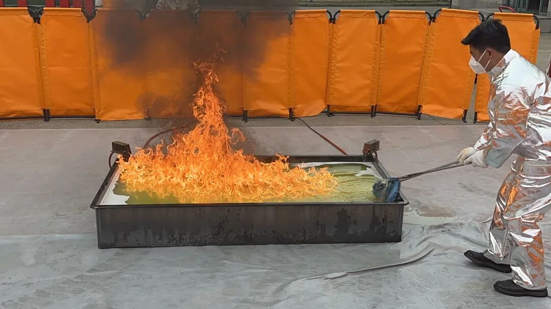 上海忠舍与牧野成功开展油池灭火实验