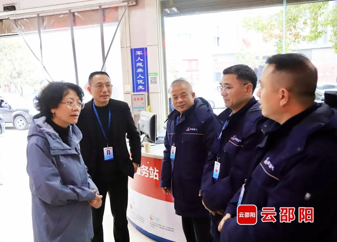 在市區(qū)賀綠汀大劇院廣場、汽車北站、西苑公園廣場等處，程蓓看望慰問了市政環(huán)衛(wèi)、交警城管等一線工作人員。她說，節(jié)日期間，城市的安全保障、交通組織、環(huán)境衛(wèi)生、煙花爆竹管控等工作，任務更加艱巨，需要大家以更積極飽滿的熱情投身到工作中去，忠誠履職、擔當有為，全力守護邵陽安寧，展現(xiàn)文明邵陽形象。各部門機關要切實加強后勤保障，確保一線工作人員安全防護到位、防寒保暖到位。