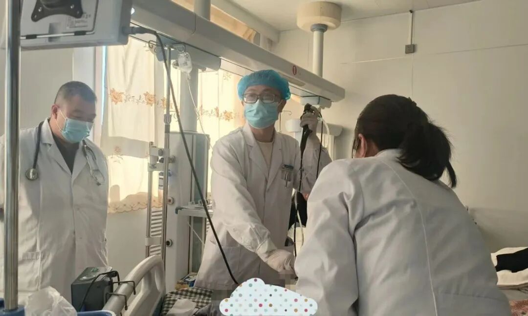 昏迷病人吸痰怎么吸呼吸与危重症医学科成功开展一例重症昏迷患者支气管镜吸痰+病原学检测，为急危重症患者点亮生机！_https://www.jmylbn.com_新闻资讯_第2张