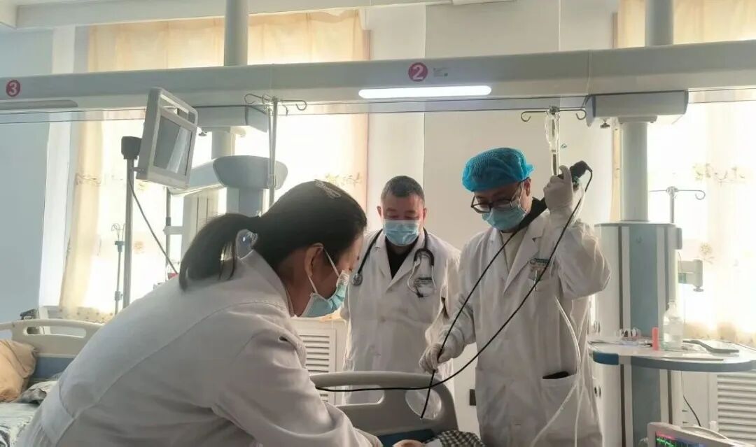 昏迷病人吸痰怎么吸呼吸与危重症医学科成功开展一例重症昏迷患者支气管镜吸痰+病原学检测，为急危重症患者点亮生机！_https://www.jmylbn.com_新闻资讯_第3张