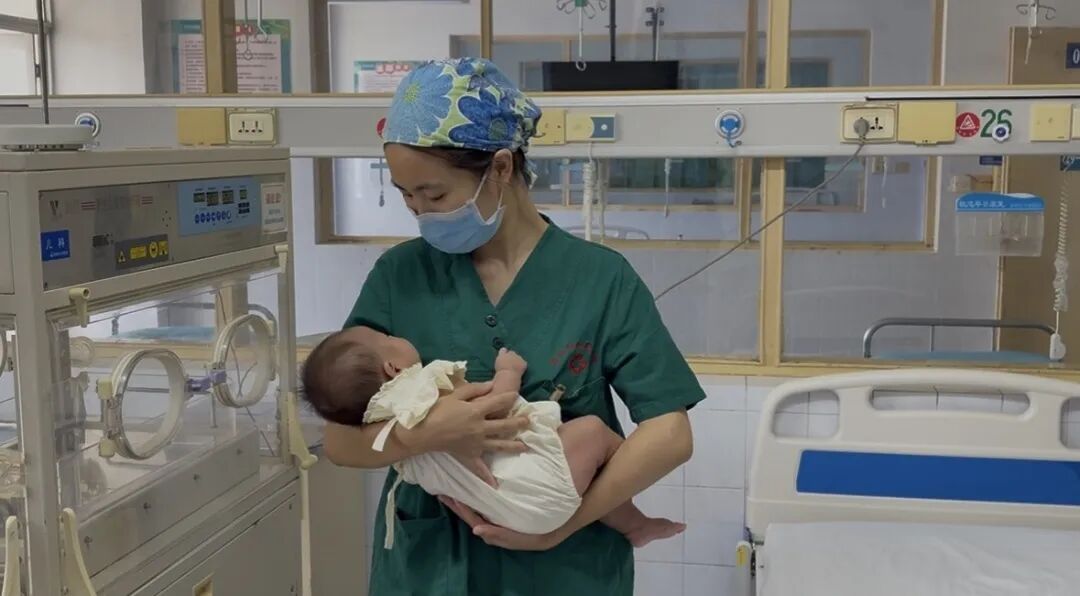 光疗箱报警怎么处理守护初生“晴空”——岳阳市长炼医院儿科开展新生儿黄疸护理业务查房_https://www.jmylbn.com_新闻资讯_第15张