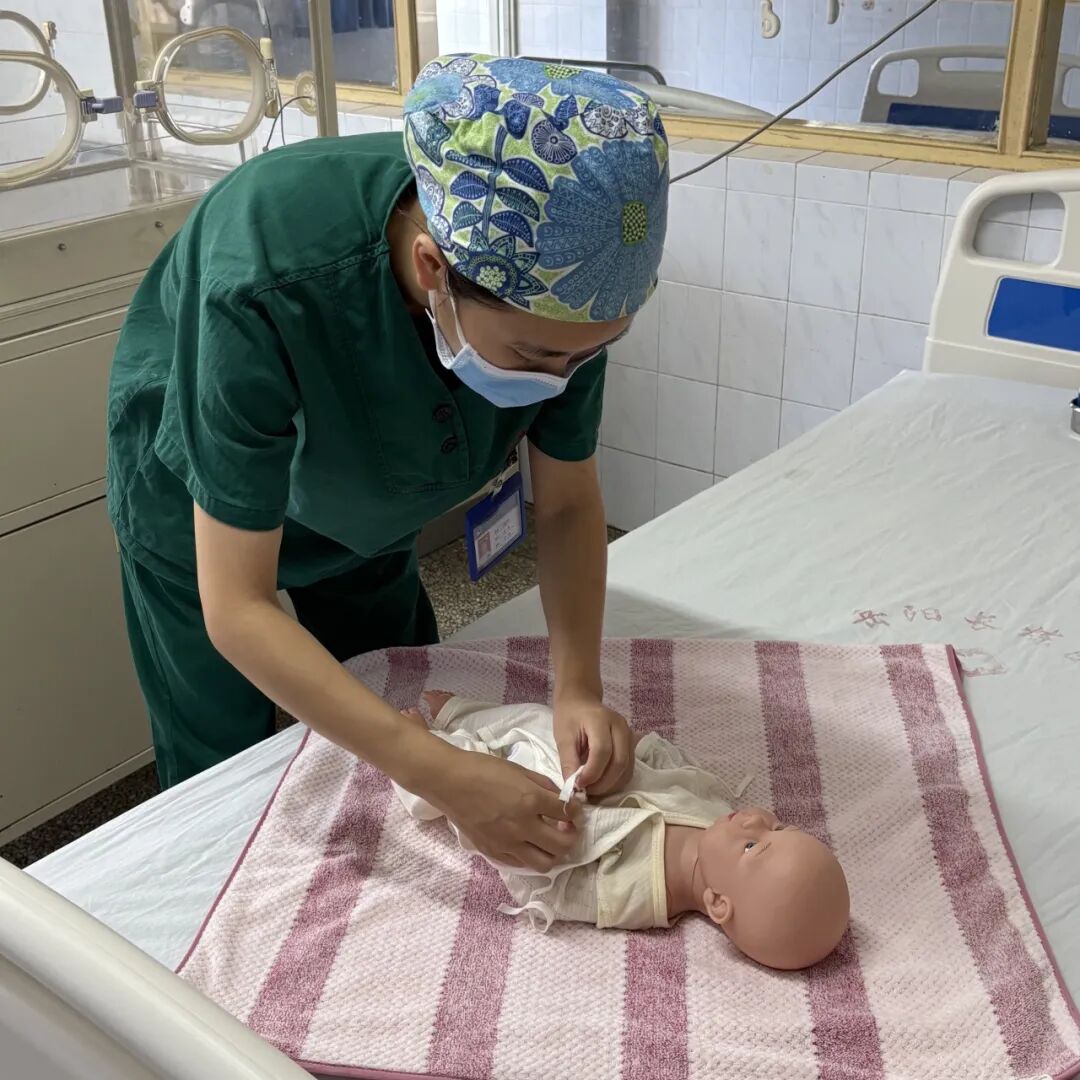 光疗箱报警怎么处理守护初生“晴空”——岳阳市长炼医院儿科开展新生儿黄疸护理业务查房_https://www.jmylbn.com_新闻资讯_第41张