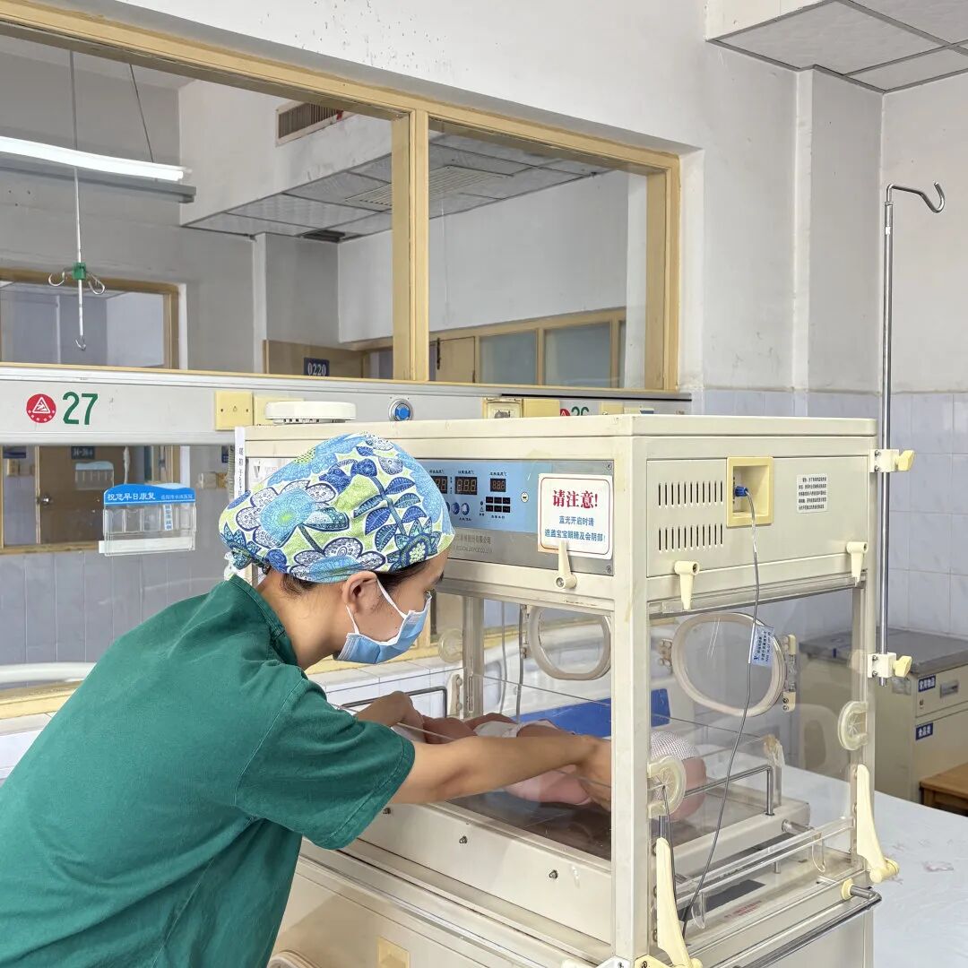 光疗箱报警怎么处理守护初生“晴空”——岳阳市长炼医院儿科开展新生儿黄疸护理业务查房_https://www.jmylbn.com_新闻资讯_第37张