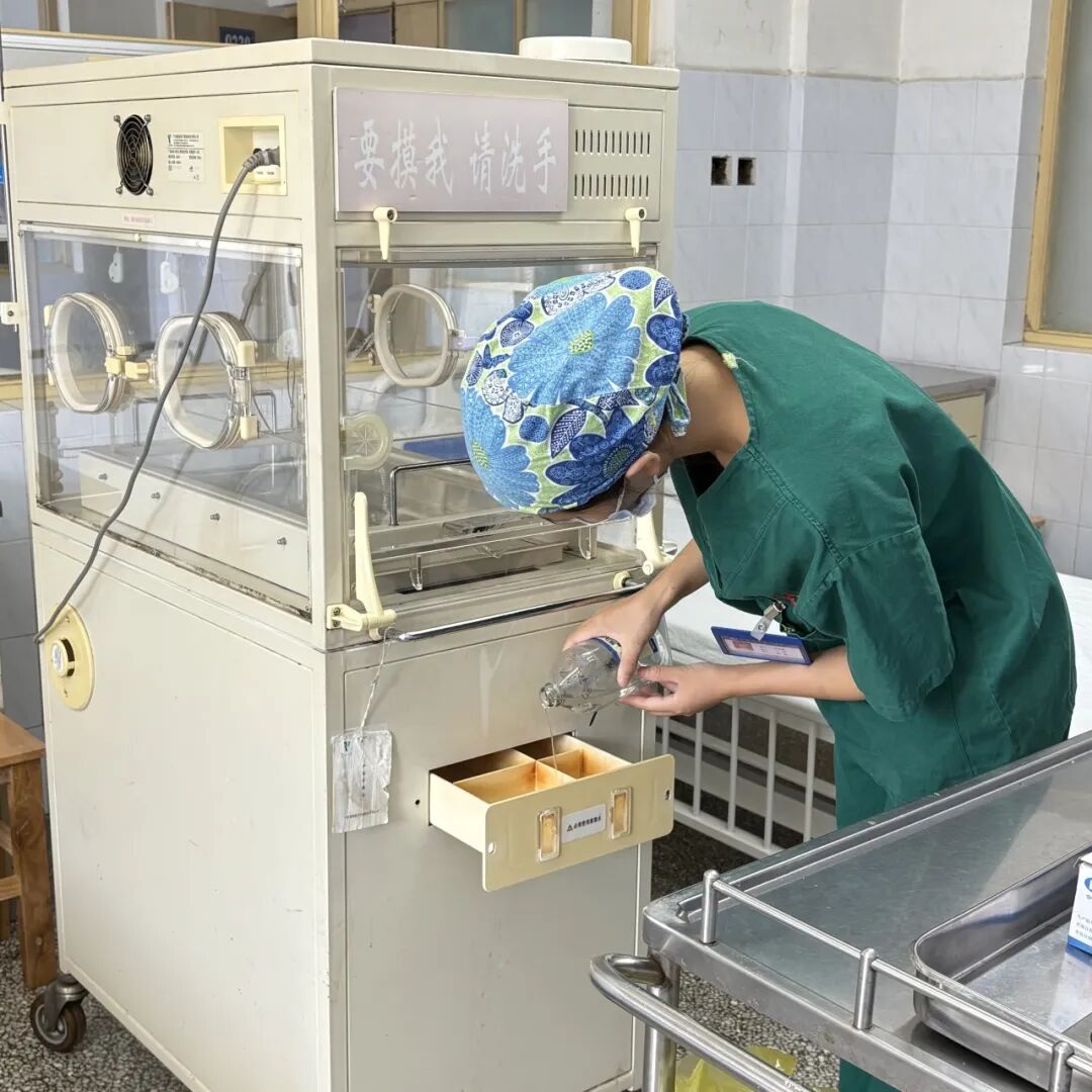 光疗箱报警怎么处理守护初生“晴空”——岳阳市长炼医院儿科开展新生儿黄疸护理业务查房_https://www.jmylbn.com_新闻资讯_第36张