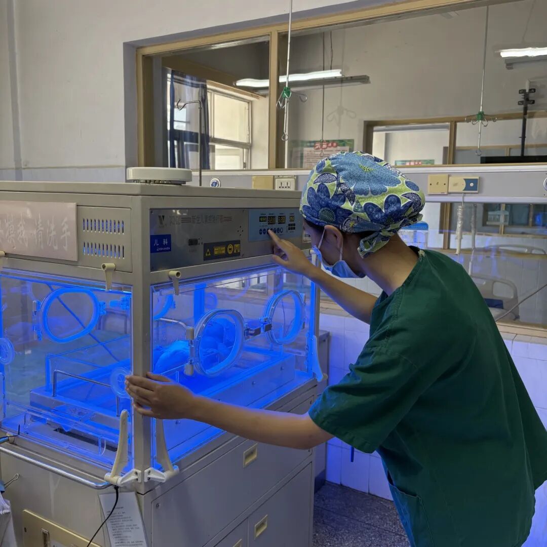 光疗箱报警怎么处理守护初生“晴空”——岳阳市长炼医院儿科开展新生儿黄疸护理业务查房_https://www.jmylbn.com_新闻资讯_第38张