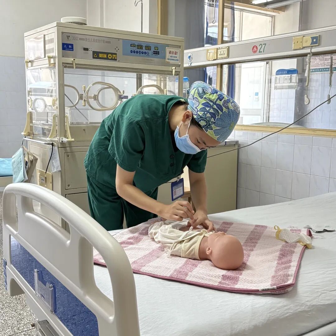 光疗箱报警怎么处理守护初生“晴空”——岳阳市长炼医院儿科开展新生儿黄疸护理业务查房_https://www.jmylbn.com_新闻资讯_第27张