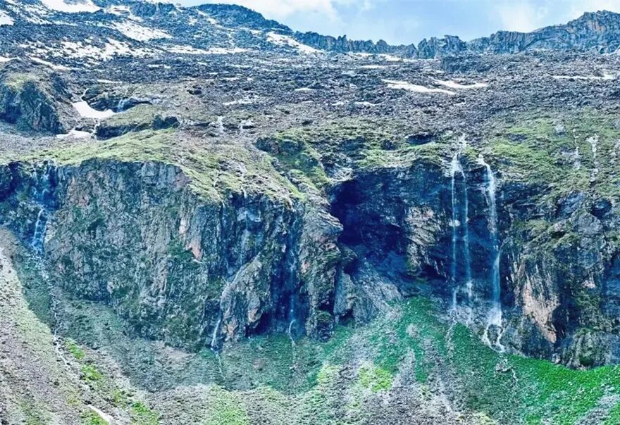 四川现一峡十瀑奇观