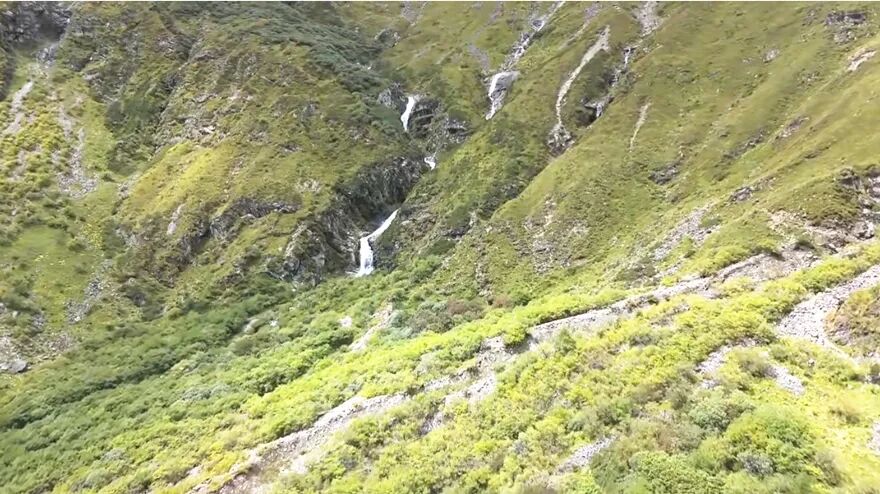 四川现一峡十瀑奇观