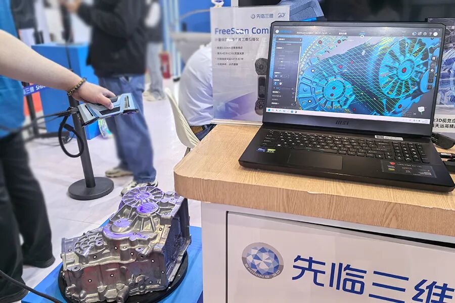 FreeScan Combo+计量级双光源手持三维扫描仪