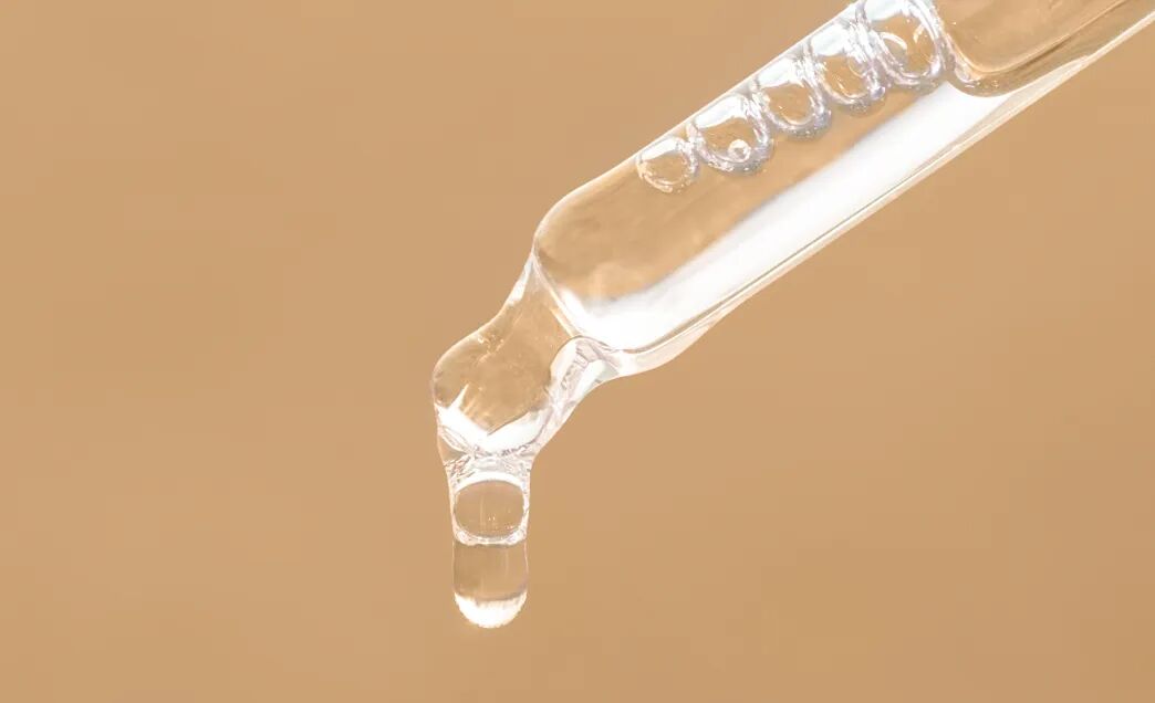 摄图网_330369766_带精油的吸管 带肽的血清 乳液 米色背景的透明质酸 米色滴管特写 滴油特写 美容护肤品（企业商用）.jpg