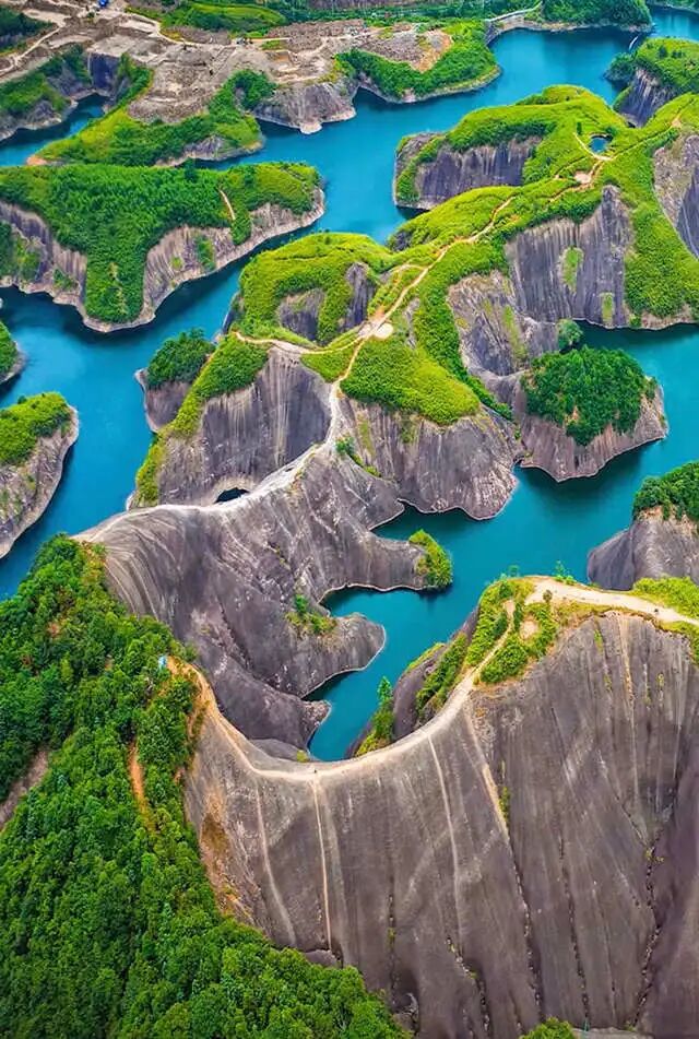 高空俯瞰高椅岭风景区 欣赏高椅岭奇特的丹霞地貌之美 - 必经地旅游网