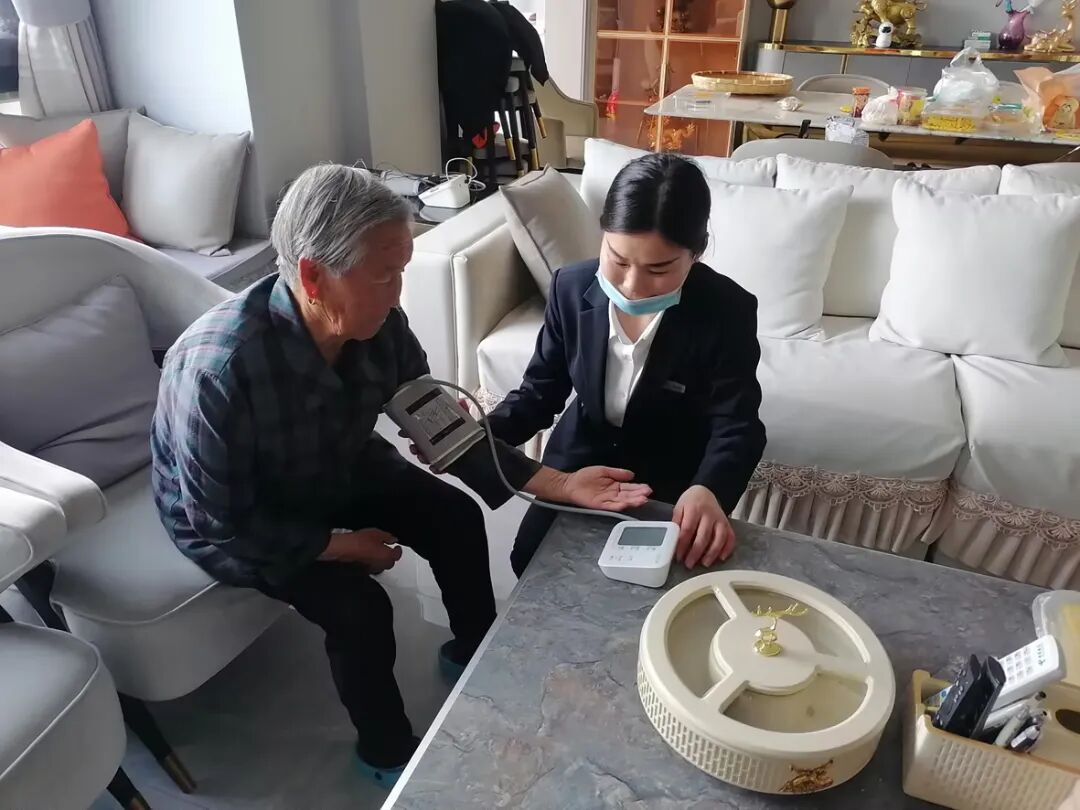 陈倩倩 入户为老人测量血压.jpg