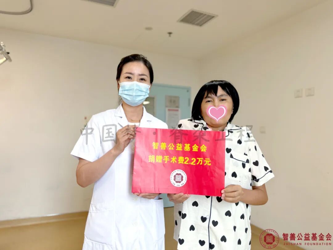 16 北京优联医院肖伶玉护士长将智善公益基金会捐赠的2.2万元转交给新疆阿克苏库车市患者布海丽切木.jpg