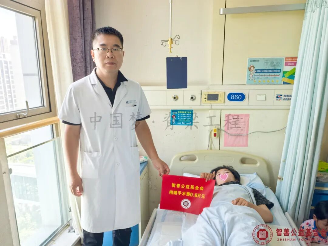 101 河南省骨科医院（河南省洛阳正骨医院）郑振雨医生将智善公益基金会捐赠的8000元转交给河南商丘民权县患者小管.jpg