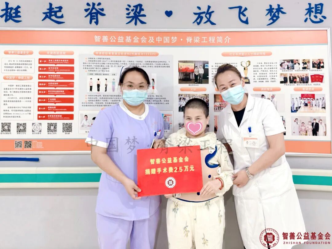 35 北京优联医院吴艳娜护士长（右）、范晶护士将智善公益基金会捐赠的2.5万元转交给河北邯郸磁县患者老杨.jpg