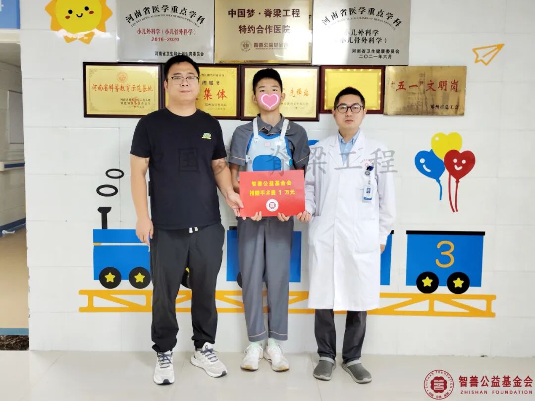 62郑州市骨科医院蔡东良医生将智善公益基金会捐赠的1万元转交给河南郑州新密市患者小张.jpg