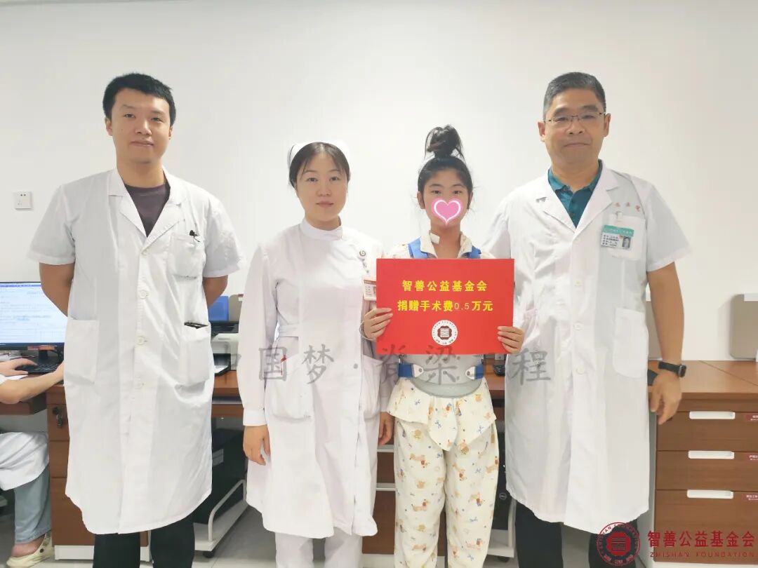 23 河南省人民医院王红强主任（右一）和赵鸿健医生（左一）、杨艳芳护士将智善公益基金会捐赠的5000元转交给河南商丘夏邑县患者小王.jpg