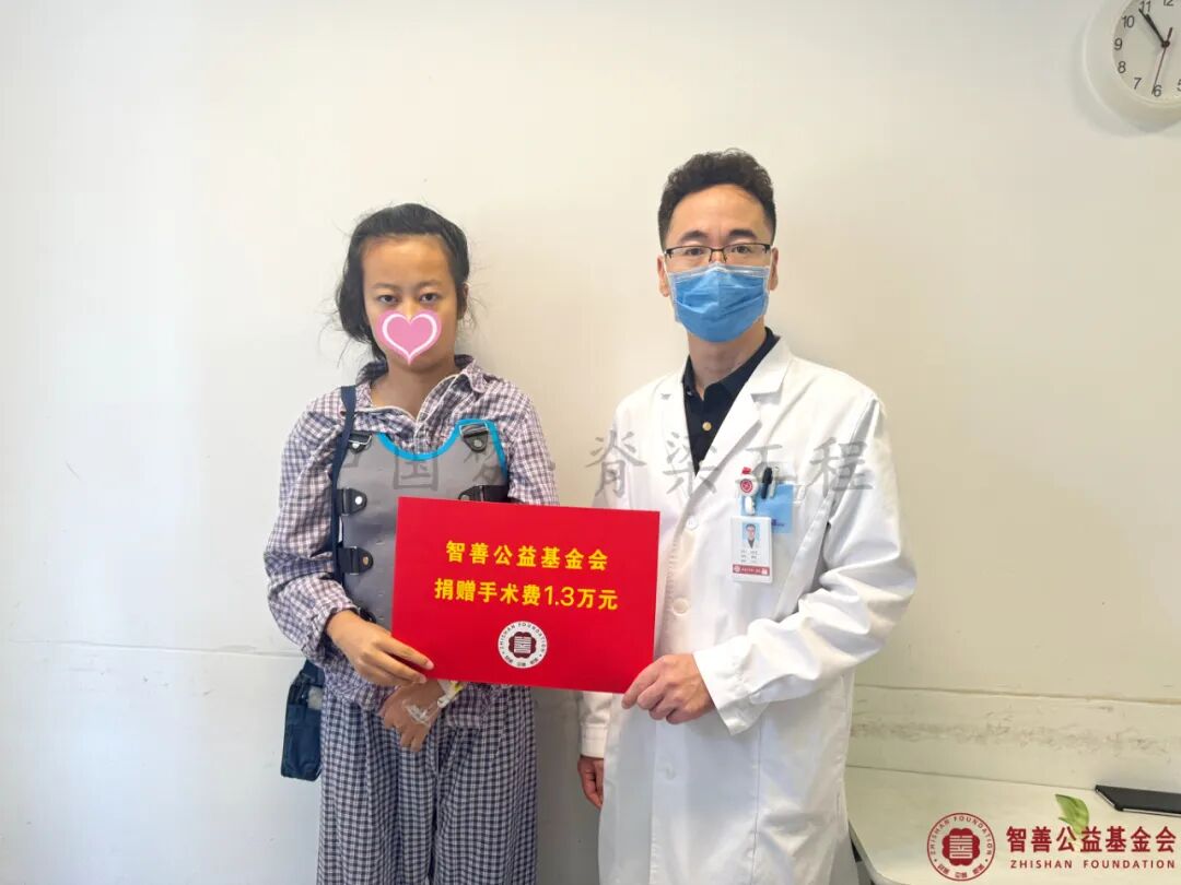106 北京大学第一医院刘龙龙医生将智善公益基金会捐赠的1.3万元转交给山东临沂沂水县患者小张.jpg
