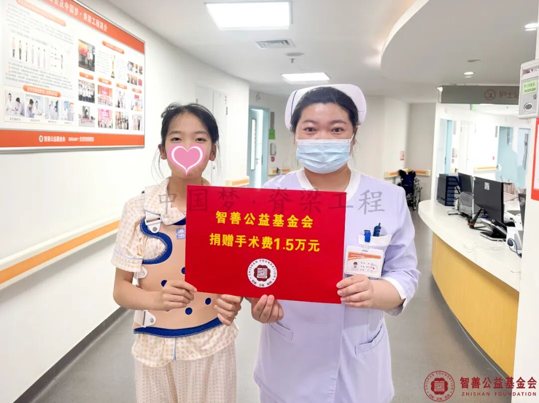 64 北京优联医院陈静护士将智善公益基金会捐赠的1.5万元转交给云南西双版纳勐海县患者小邓.jpg