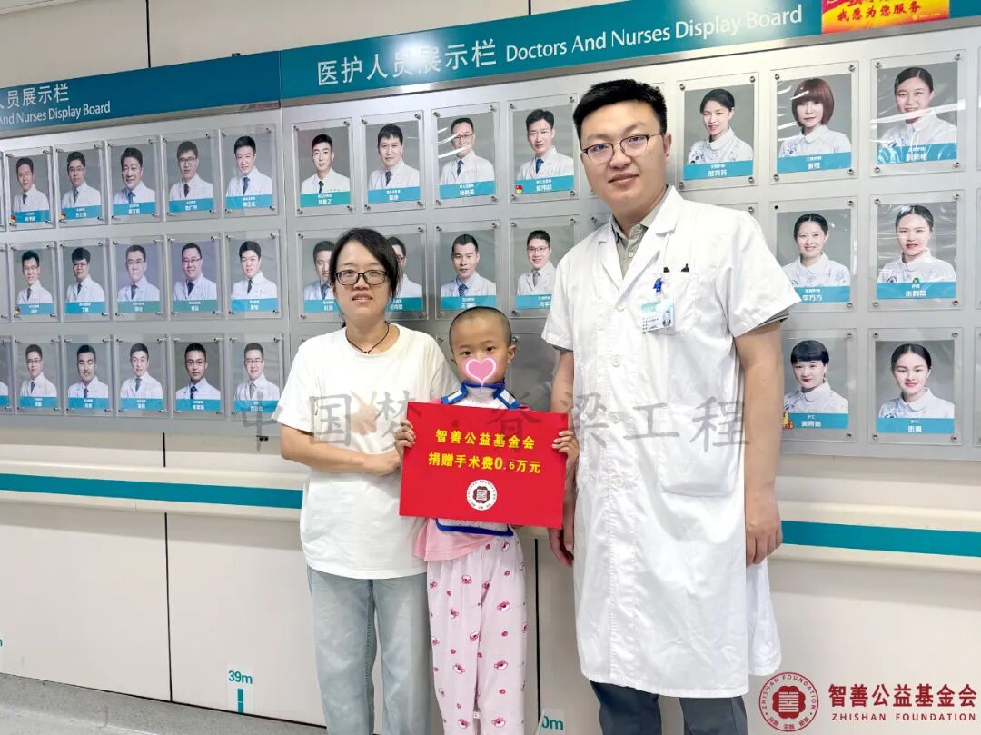 37 河南省人民医院吕东波医生将智善公益基金会捐赠的6000元转交给河南周口扶沟县患者小高.jpg